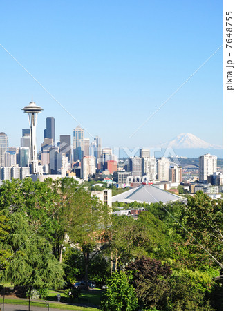 シアトル スペースニードルとレーニア山 シアトル スペースニードルとレーニア山 7648755
