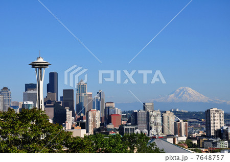 シアトル　スペースニードルとレーニア山 7648757