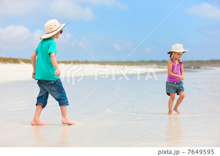Two kids at beach 7649595