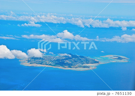 「伊是名島(いぜなじま)(左)」と「屋那覇島(やなはじま)(右)」の空撮(沖縄県島尻郡伊是名村) 「伊是名島(いぜなじま)(左)」と「屋那覇島(やなはじま)(右)」の空撮(沖縄県島尻郡伊是名村) 7651130