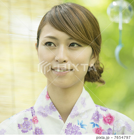 微笑む浴衣姿の女性 微笑む浴衣姿の女性 7654797
