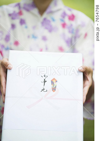 お中元を持つ女性の手元 お中元を持つ女性の手元 7654798