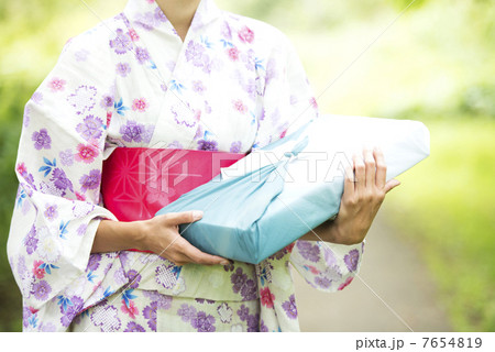 お中元を持つ女性の手元 お中元を持つ女性の手元 7654819
