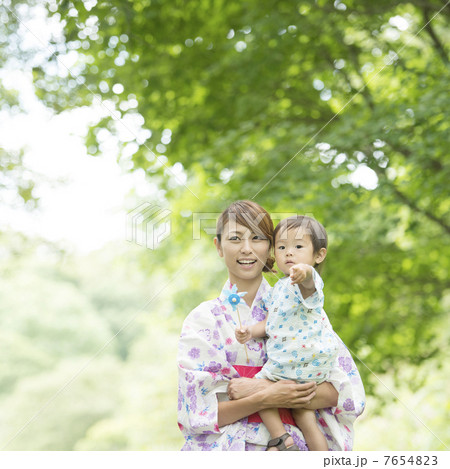 子供を抱き微笑む母親 子供を抱き微笑む母親 7654823