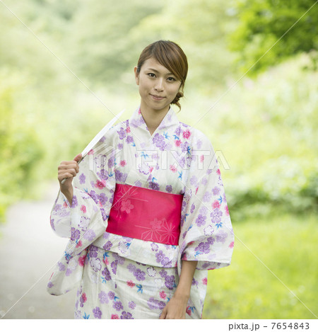 うちわを持ち微笑む浴衣姿の女性 うちわを持ち微笑む浴衣姿の女性 7654843