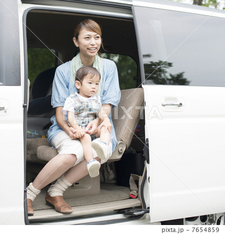車の中で子供を抱き微笑む母親 7654859