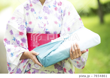 お中元を持つ女性の手元 7654861