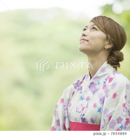 空を見上げる浴衣姿の女性 空を見上げる浴衣姿の女性 7654894
