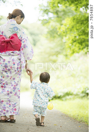 手をつなぐ親子の後姿 7654897