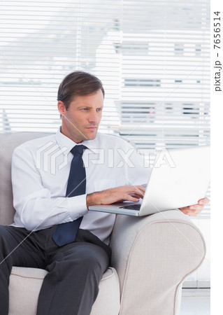 Businessman using his laptop 7656514