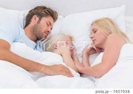 Portrait of a beautiful family sleeping 7657038