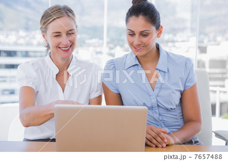 Businesswomen looking at laptop Businesswomen looking at laptop 7657488