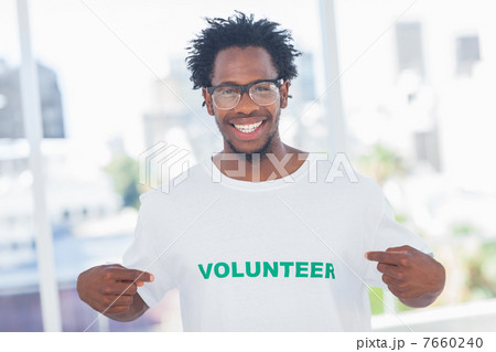 Handsome man pointing to his volunteer tshirt 7660240