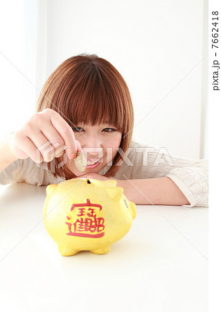 貯金する女の子 7662418