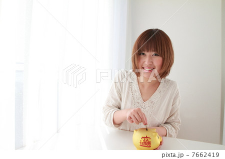 貯金する女の子 7662419