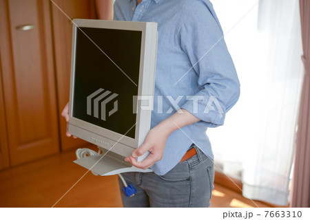 モニターを運ぶ女性 7663310