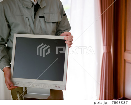 液晶モニターを運ぶ業者 7663387