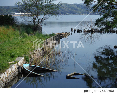 湖畔の廃船 湖畔の廃船 7663968