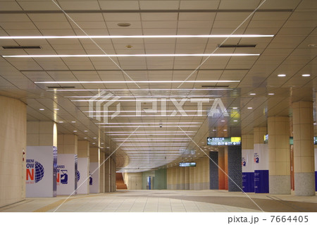 汐留、無人の地下通路 7664405