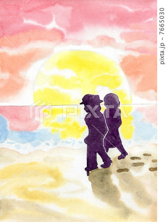 夕日の海辺を歩く老夫婦 7665030