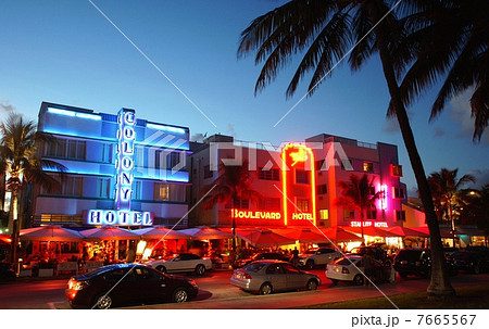 アメリカ　フロリダ州　マイアミ・ビーチ市　アール・デコ地区の夜 7665567