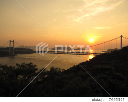 岡山」・鷲羽山から見た瀬戸大橋と夕陽 7665595