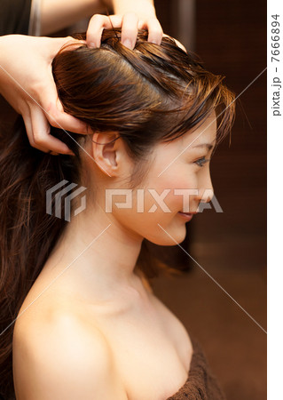 エステティシャンによる本物のヘッドマッサージの施術風景 エステティシャンによる本物のヘッドマッサージの施術風景 7666894