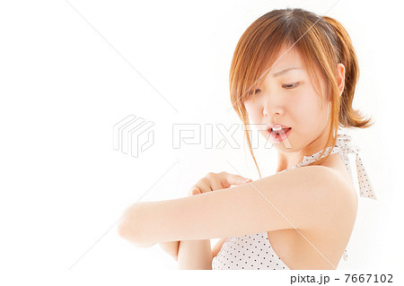 日焼けを気にする水着姿の可愛い女の子 7667102