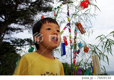 七夕の笹飾りと子供 七夕の笹飾りと子供 7669530