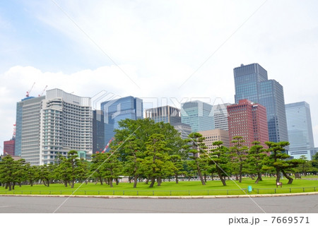皇居前広場と丸ノ内のビル群（東京都千代田区大手町） 7669571