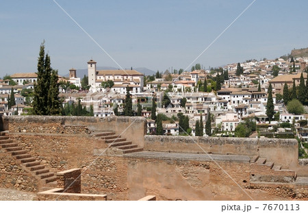 アルハンブラ宮殿のアルカサバとアルバイシン地区の白い街並み 7670113