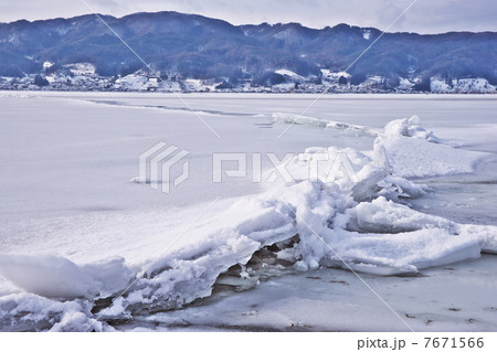 諏訪湖の御神渡り 7671566