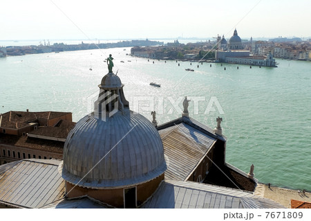 サン・ジョルジョ・マッジョーレ教会の鐘楼とベニスの水路 7671809