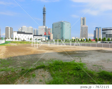 横浜の空き地と高層ビルのある風景 7672115