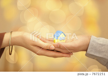 家の模型を持つ男女の手 7672251