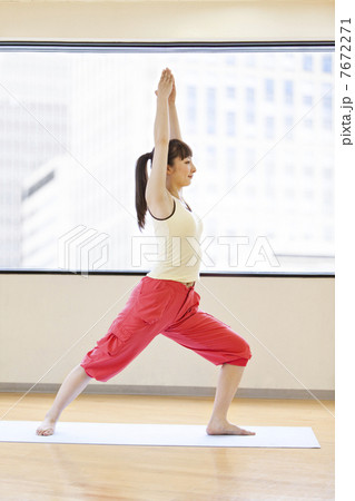 ヨガをする女性 7672271