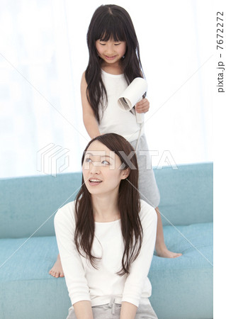 母親の髪を乾かす女の子 7672272