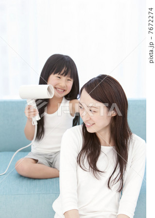 母親の髪を乾かす女の子 7672274