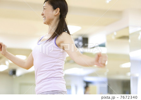 エクササイズをする女性 7672340