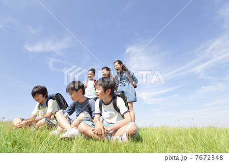 話をしている小学生6人 7672348