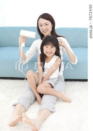 母親に髪を乾かしてもらう女の子 母親に髪を乾かしてもらう女の子 7672430