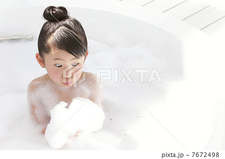 泡を吹いている女の子 7672498
