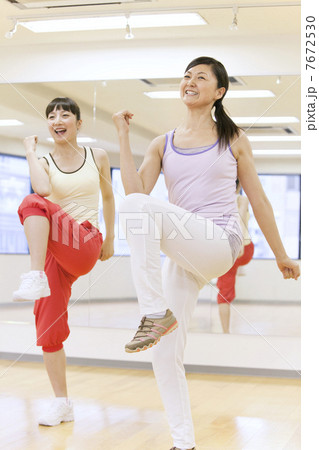 エクササイズをする女性2人 エクササイズをする女性2人 7672530