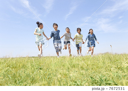 手をつないで走っている子供5人 7672531
