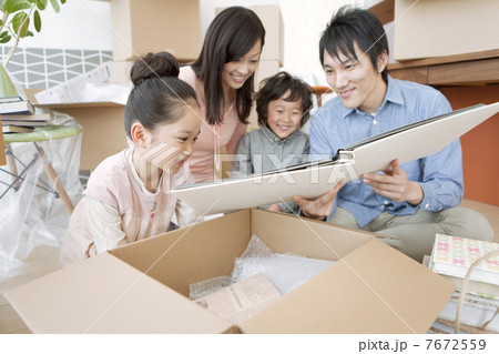 アルバムを見る家族4人 アルバムを見る家族4人 7672559