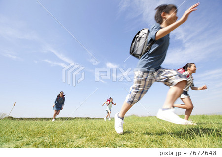 走っている小学生4人 7672648