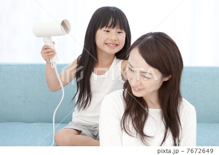 母親の髪を乾かす女の子 母親の髪を乾かす女の子 7672649