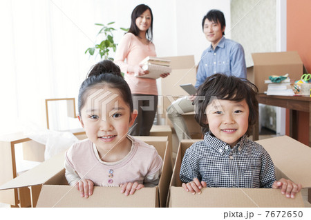 引っ越し作業中の家族4人 7672650