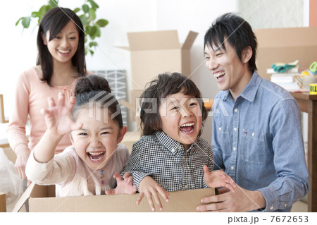 引っ越し作業中の家族4人 7672653