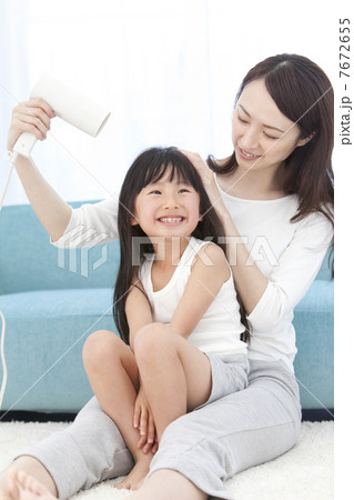 母親に髪を乾かしてもらう女の子 母親に髪を乾かしてもらう女の子 7672655